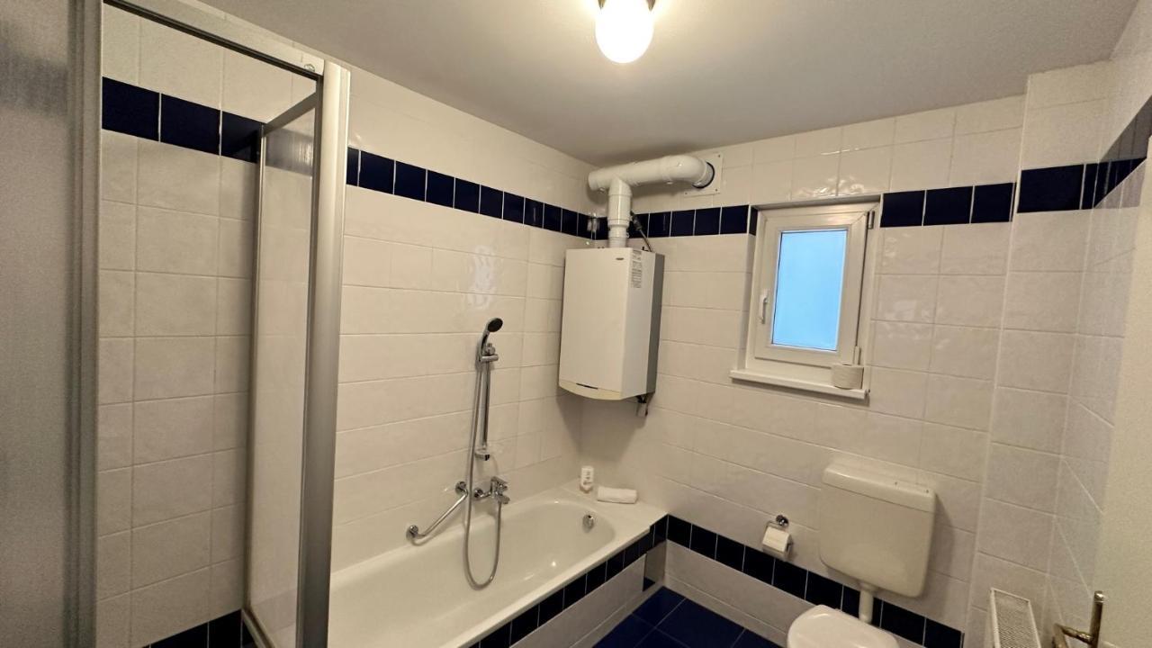 Modern Flat Incl Parking, Near Metro U1 Appartement